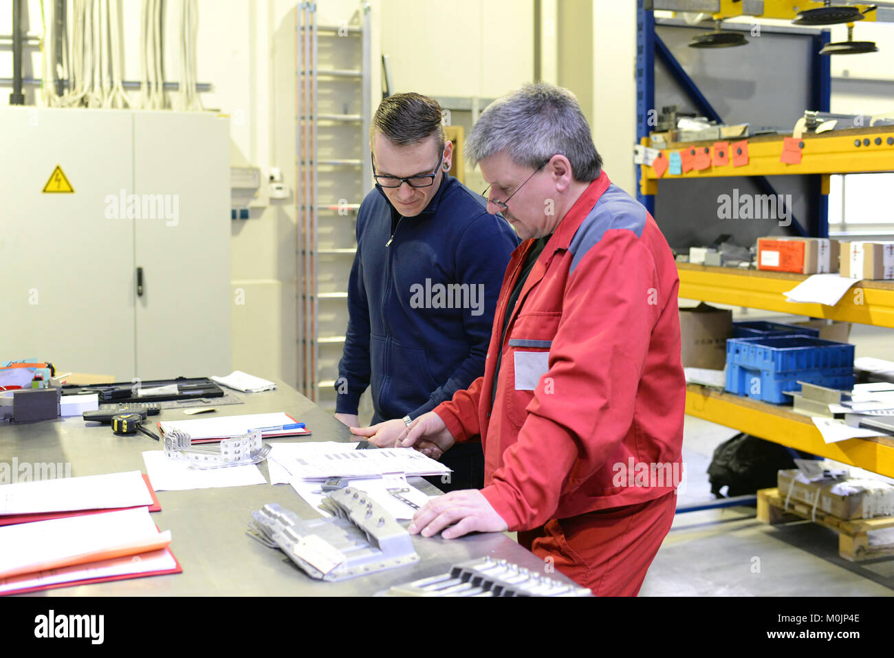 Teamarbeit Diskussion der Arbeitnehmer in der Metallindustrie Stockfoto