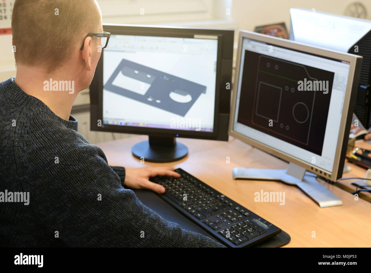 Design Engineer bei der PC in der Metallindustrie im Büro Stockfoto