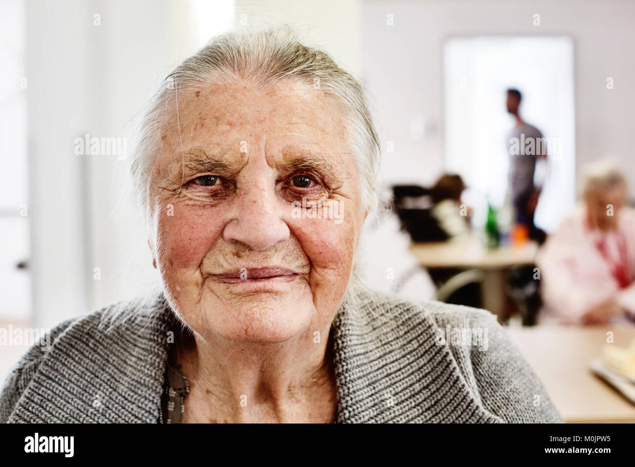Demente Senioren in einem Altersheim, in der Rückseite Pflegepersonal fuzzy, Deutschland Stockfoto