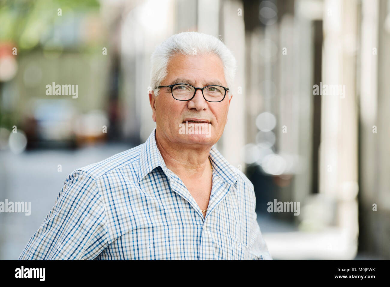 Grauhaarige ältere in der Stadt, Migrationshintergrund, Italienisch, Porträt, Deutschland Stockfoto