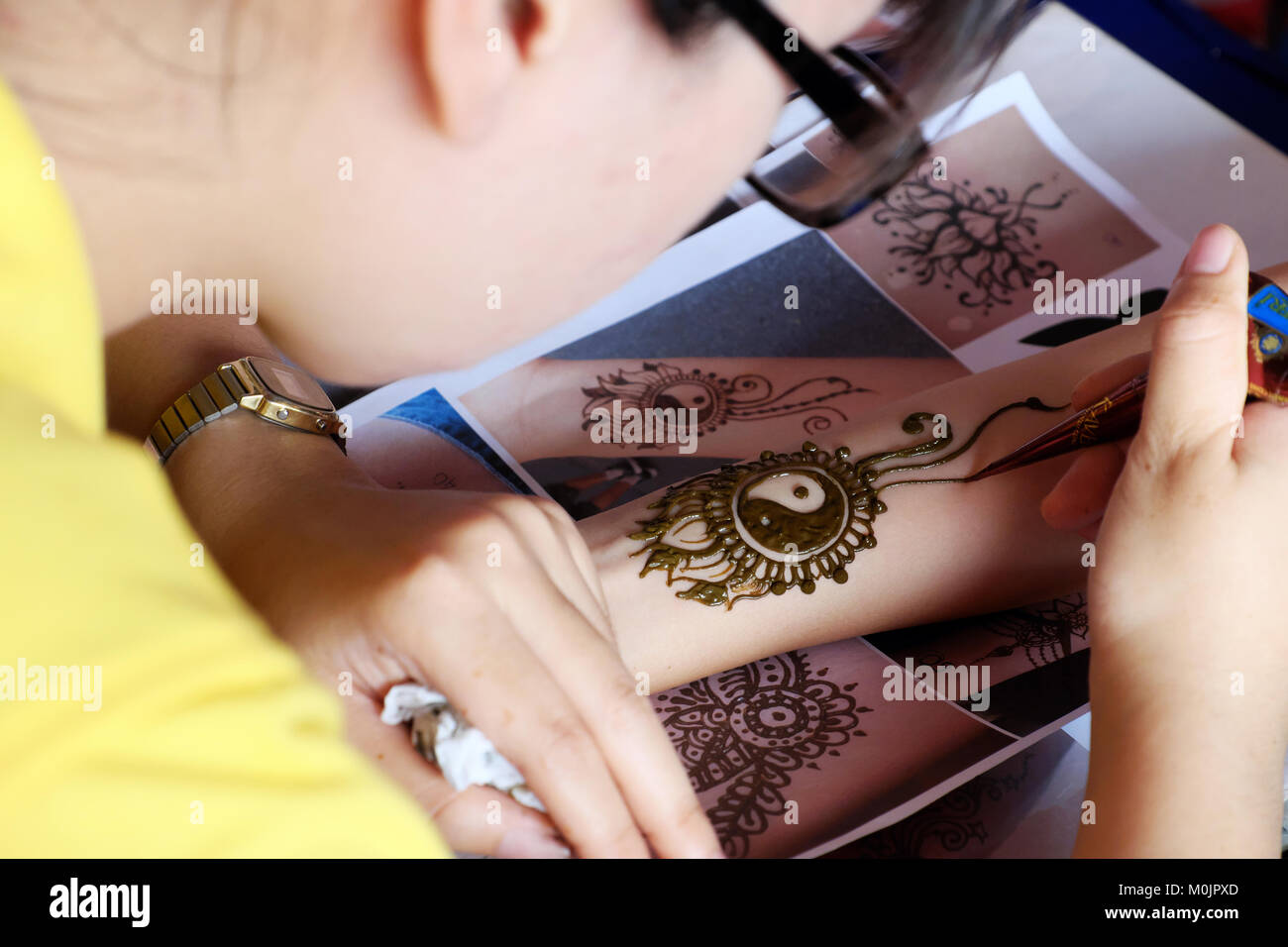 Artist Zeichnung henna Muster auf Frau Hand, eine Tradition, die Kunst der indischen Braut, mehndi werden auch Mode in Asien Stockfoto