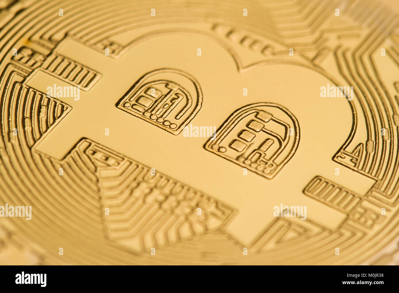 Horizontal oben Ansicht Nahaufnahme von bitcoin Logo auf eine goldene Münze Stockfoto