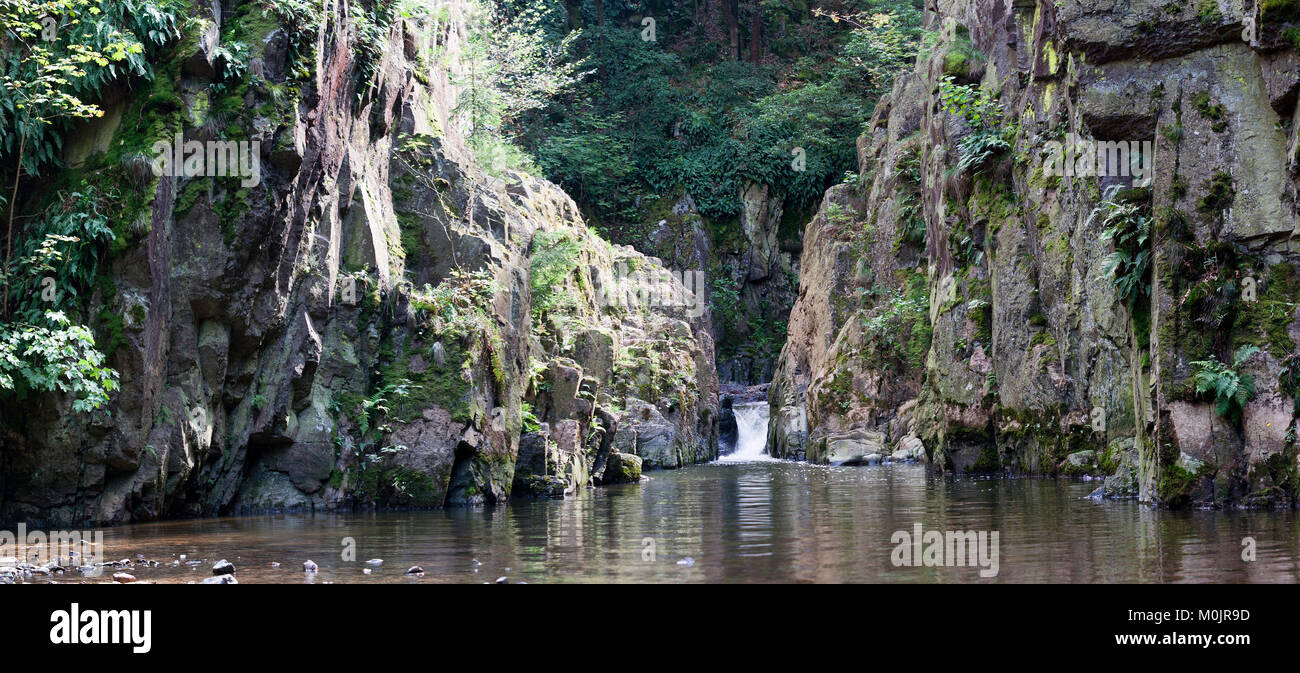 Skryje Wasserfall ist auf Zbiroh Creek in einem Naturschutzgebiet Skryje Teiche, Skryje, in der Tschechischen Republik gefunden. Stockfoto