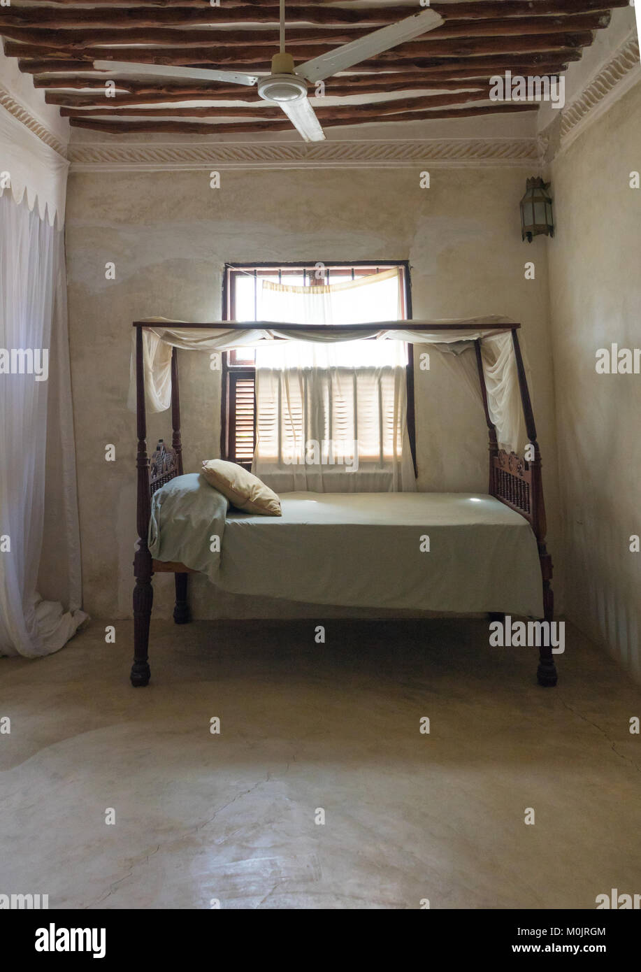 Schlafzimmer eines traditionellen Swahili House, Lamu Island, Kenia Stockfoto