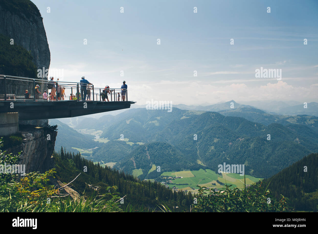 Touristen bewundern Sie die Aussicht von der Aussichtsplattform "Triassic Park" in den Alpen, in der Nähe von berg Steinplatte Waidring, Österreich. Stockfoto