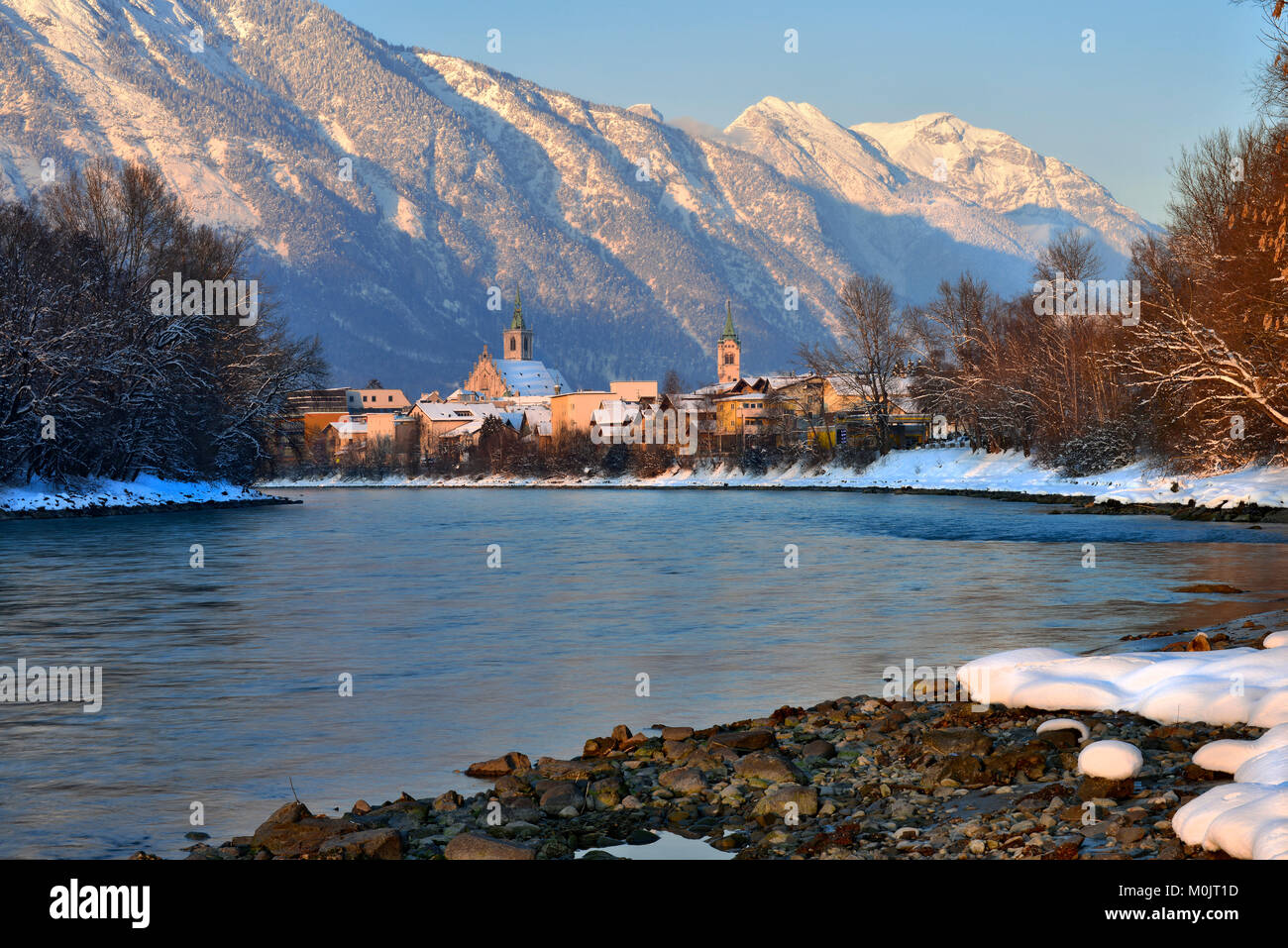 River Inn mit Zentrum im Winter, im Rücken die Berge Stanser-Joch und Rofangebirge, Schwaz, Tirol, Österreich Stockfoto