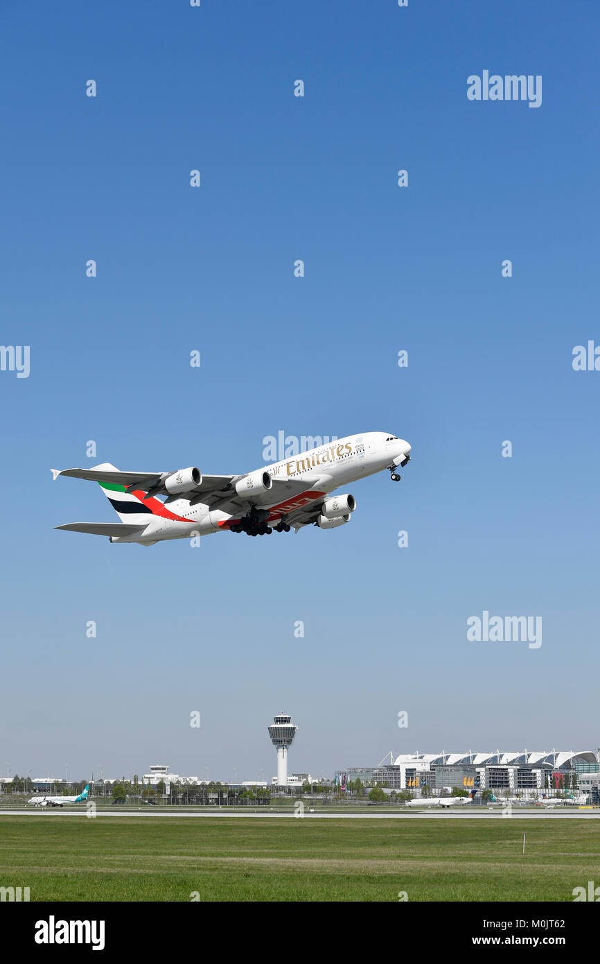 Emirates Airlines, Airbus A380-800, take-off, Start- und Landebahn Süd mit Turm und Munich Airport Center, Flughafen München, Deutschland Stockfoto