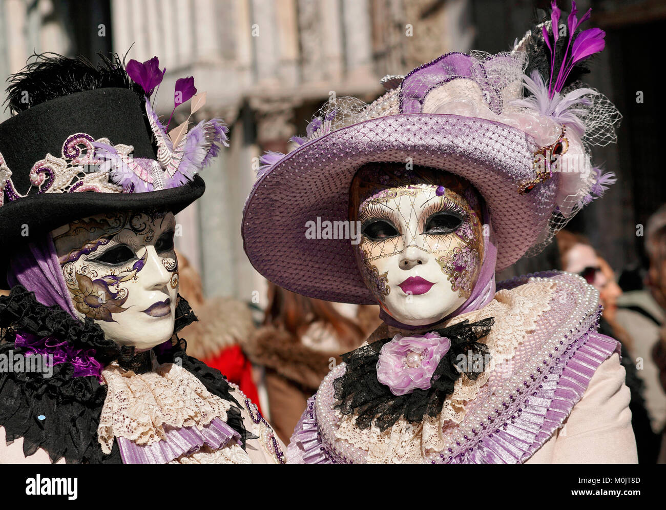 Zwei kostümierte Menschen mit Masken, Karneval in Venedig, Venedig, Venetien, Italien Stockfoto