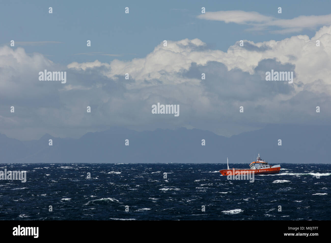 Aufgewühlten Meer, Schiff in mehrere Meter hohe Wellen, hinter die Berge der Anden, Golfo de Penas, Region de Aysen, Chile Stockfoto