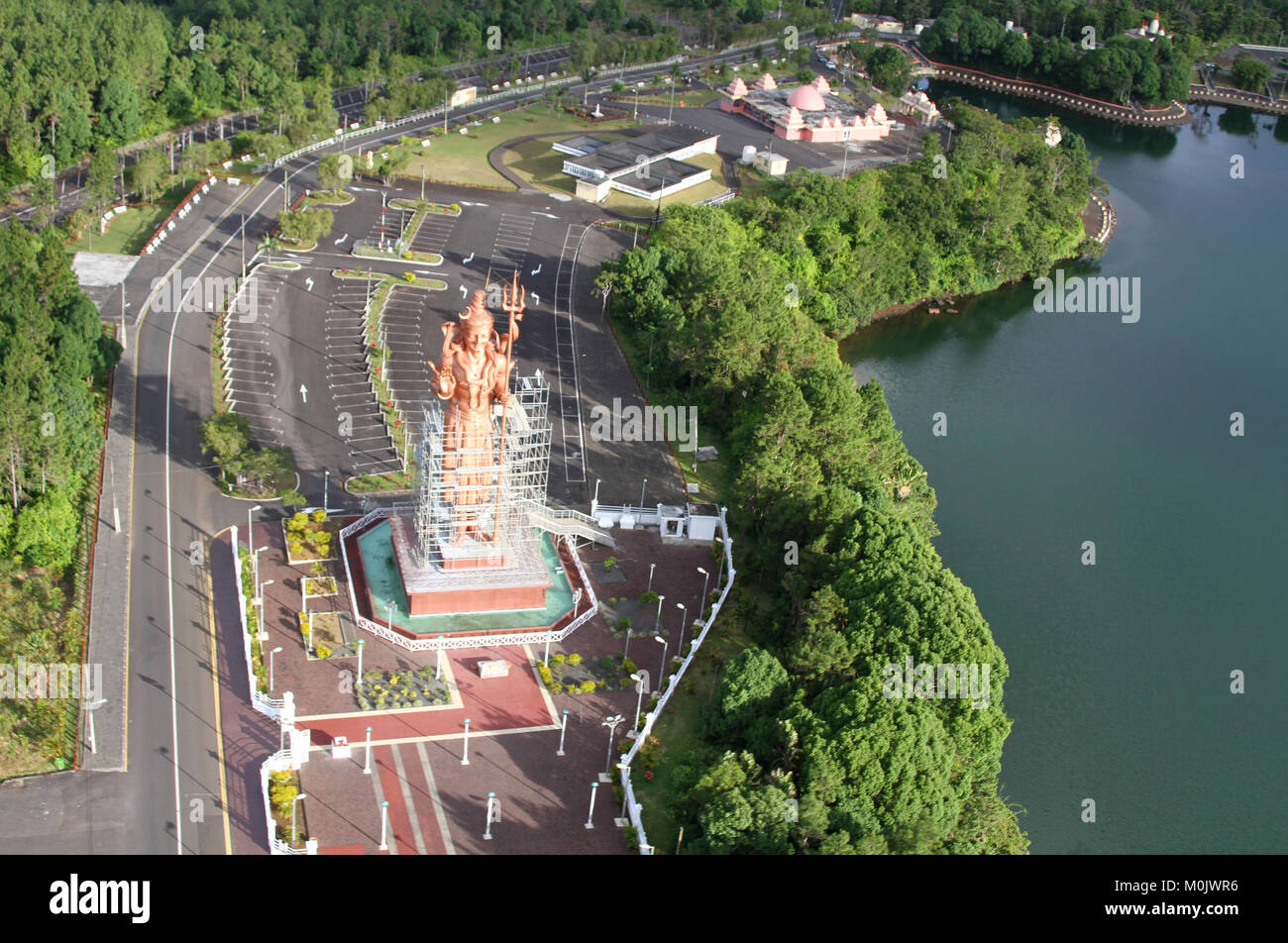 Luftaufnahme der 108 Fuß Lord Shiva Statue (Mangal Mahadev) vom Hubschrauber, noch im Bau an der hinduistischen Tempel Komplex am Grand Bassin, Stockfoto