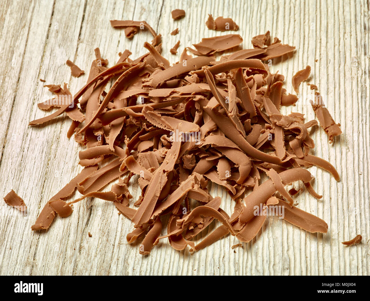 Nahaufnahme der Schokolade Stücke auf Holz- Hintergrund Stockfoto