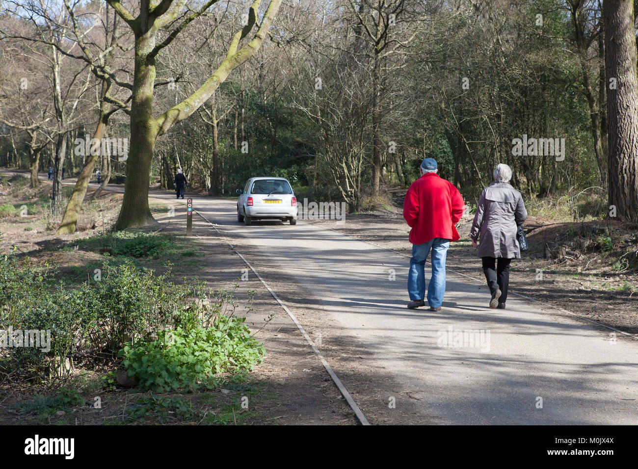 Wanderer und Auto auf einem Seitenweg offen für alle Verkehr Stockfoto