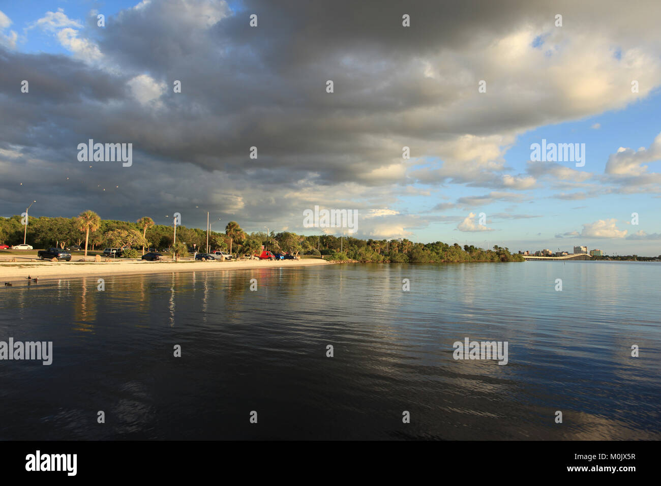 Gewitterwolken über Fort Myers als vom North Shore Park in North Fort Myers, Florida gesehen, © katharine Andriotis Stockfoto
