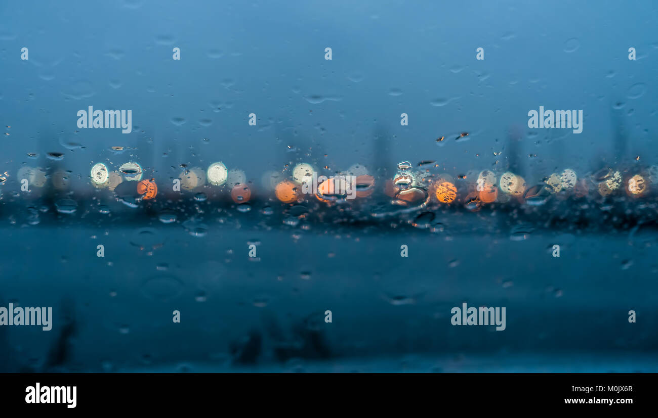 Regen auf ein Fenster erzeugt ein abstraktes Bild. Stockfoto