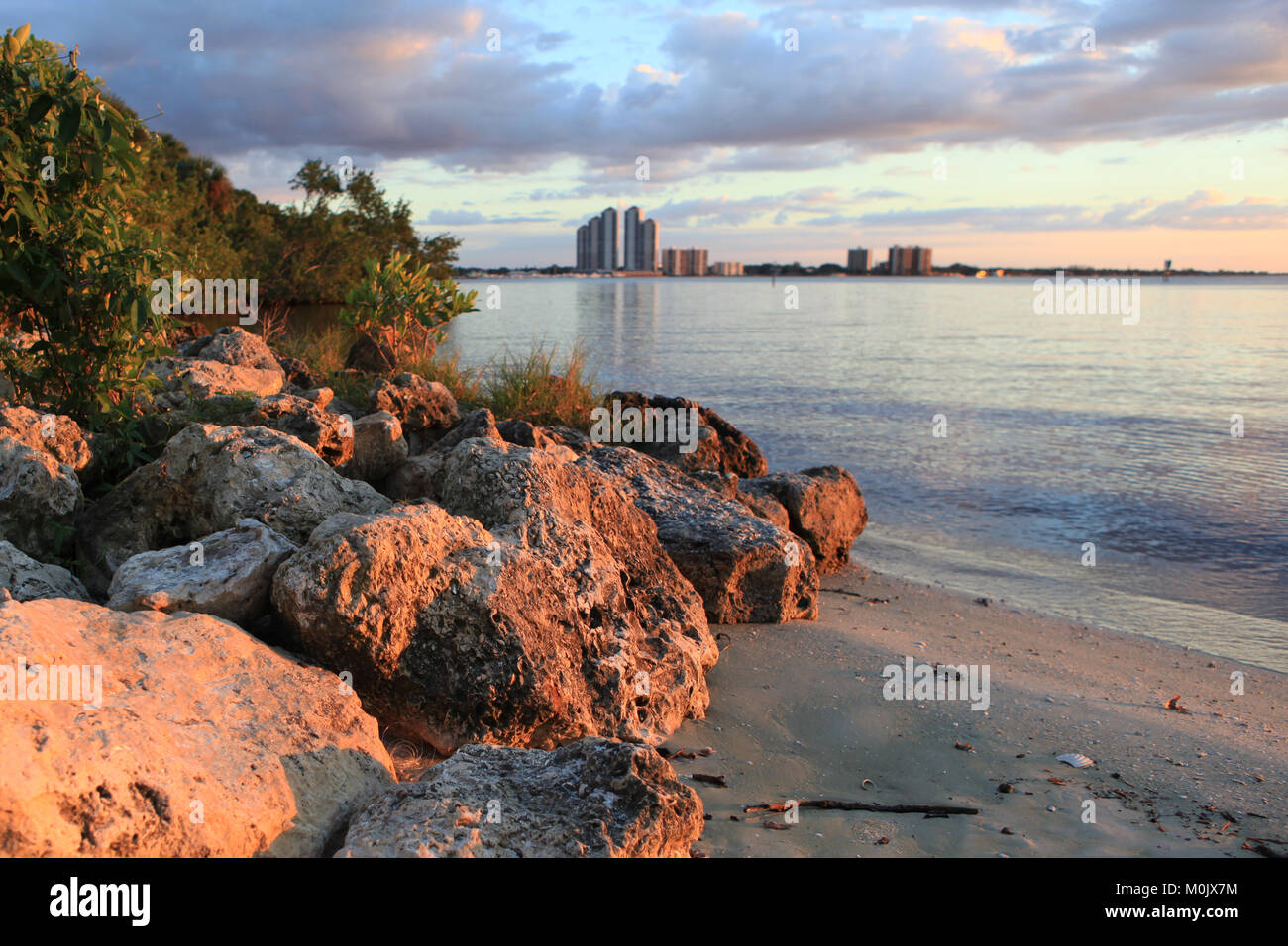 Fort Myers als vom Rand des Wassers von North Shore Park in North Fort Myers, Florida gesehen, © katharine Andriotis Stockfoto