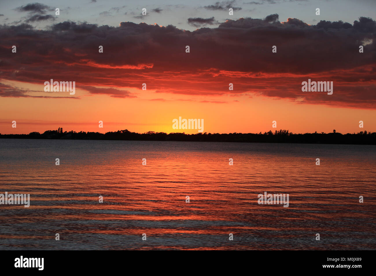 Blick auf den Sonnenuntergang über dem Fluss Caloosahatchie vom North Shore Park, North Fort Myers, Florida, © katharine Andriotis Stockfoto