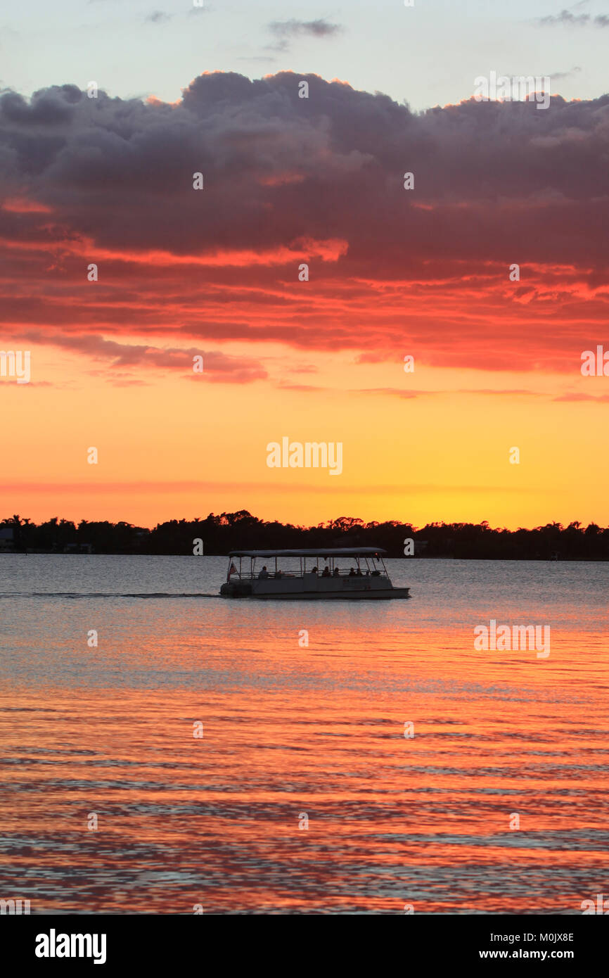 Blick auf den Sonnenuntergang über dem Fluss Caloosahatchie vom North Shore Park, North Fort Myers, Florida, © katharine Andriotis Stockfoto
