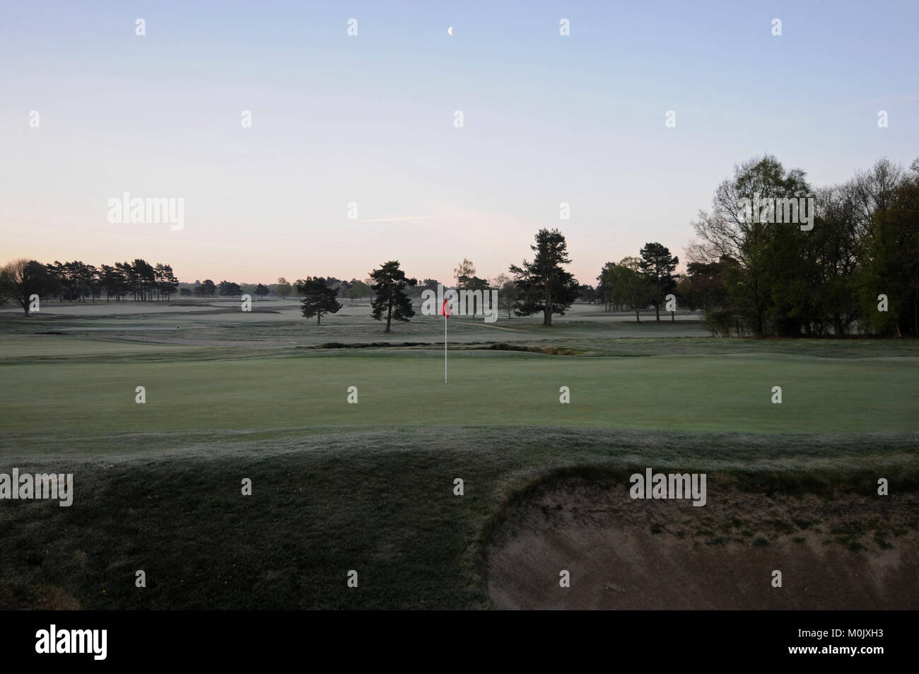 Ansicht des 1. Grün auf dem neuen Kurs an einem frostigen Morgen und Blick über die Golfplätze, Walton Heath Golf Club, Walton-on-the-Hill, Surrey, Stockfoto