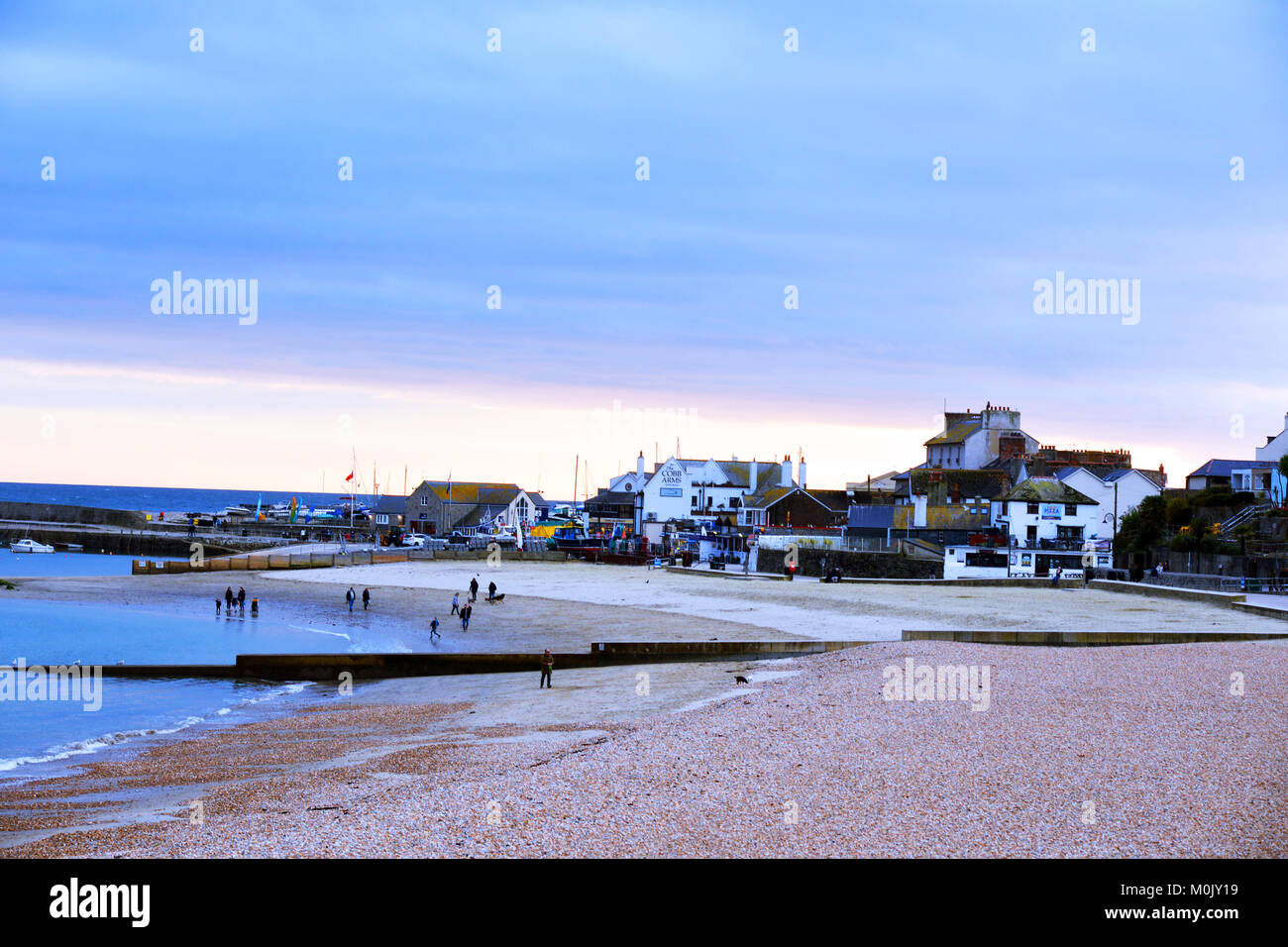 Strand bei Sonnenuntergang Lyme Regis, Dorset UK Stockfoto