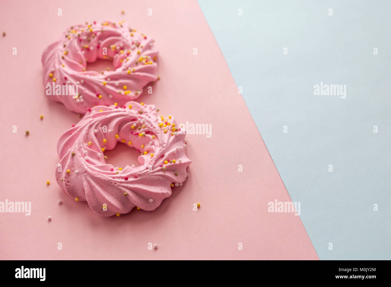 Die Zahl 8 pink Cookies und Hintergrund Stockfoto