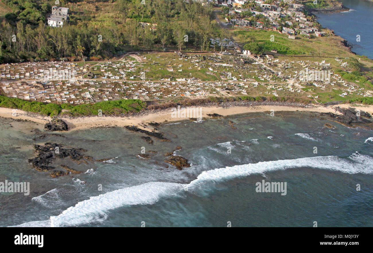 Blick auf einen Friedhof aus einem Hubschrauber, Savanne District, die Republik von Mauritius. Stockfoto
