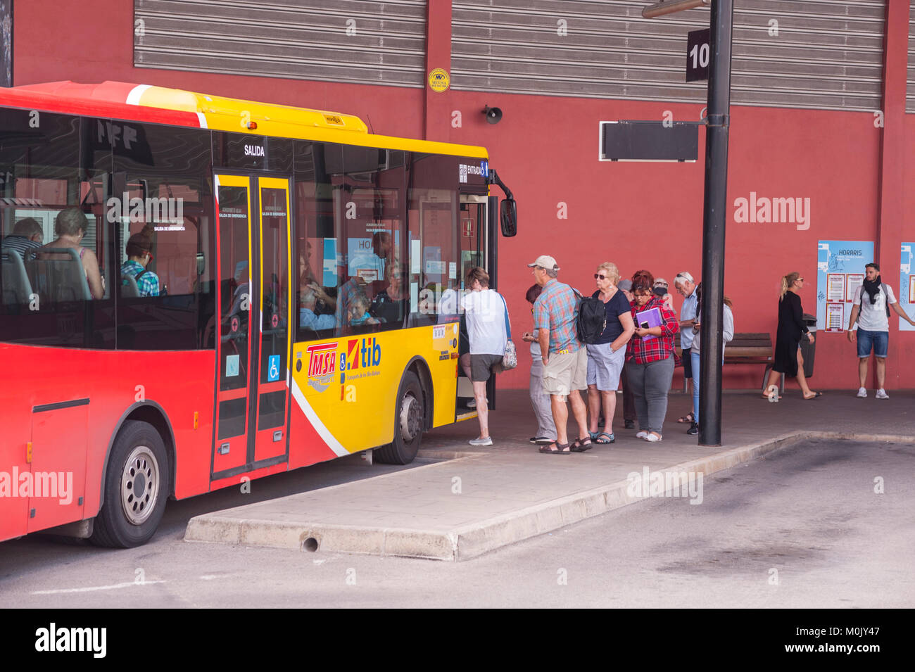 Menschen einen Bus am Busbahnhof in Mahon, Menorca, Balearen, Spanien Stockfoto