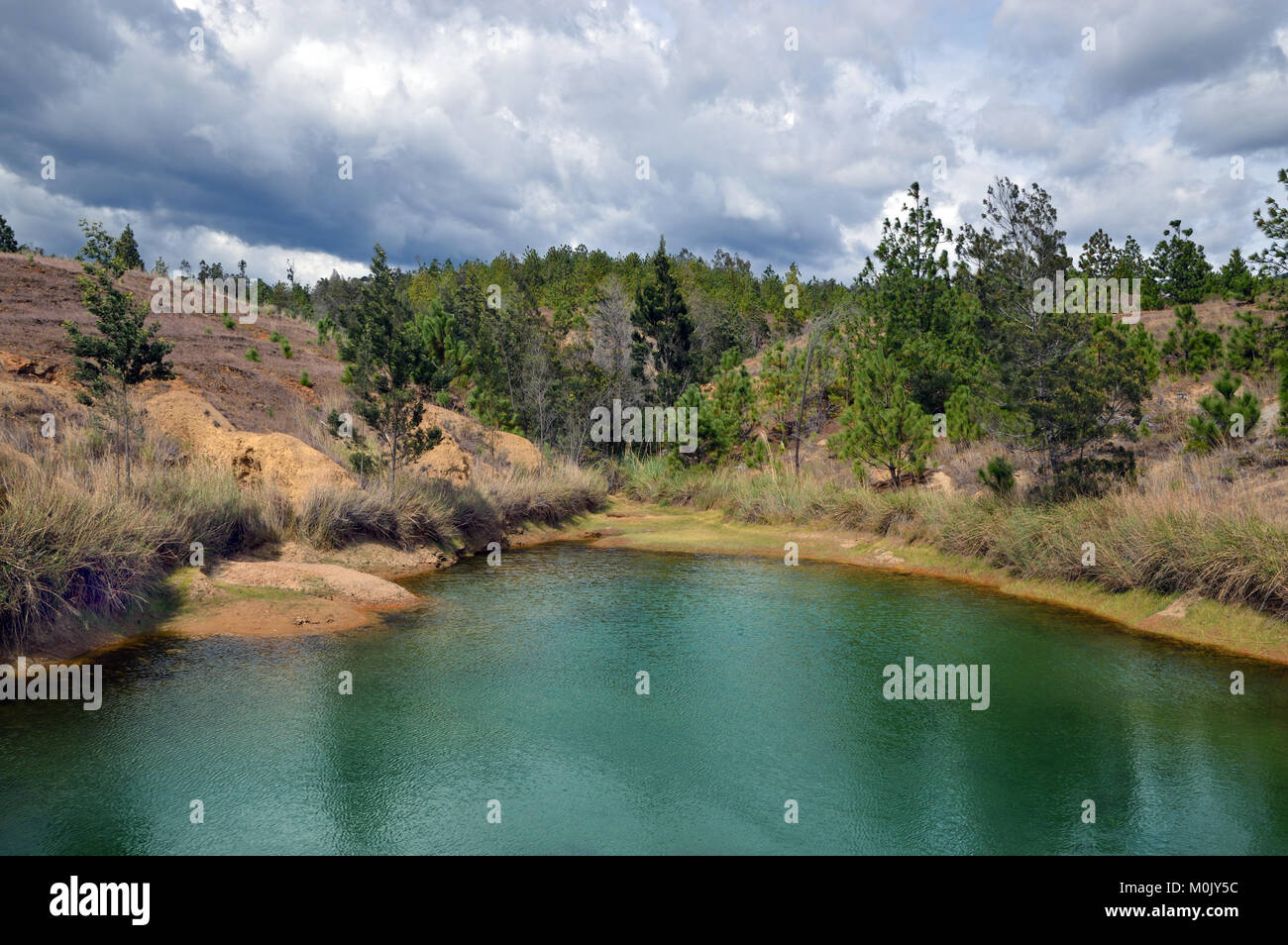 Pozos Azules sind bemerkenswert blauen und grünen Lagunen in der Halbwüste in der Nähe von Villa de Leyva (Kolumbien) durch die Auswirkungen der natürlichen Mineralsalze verursacht. Stockfoto