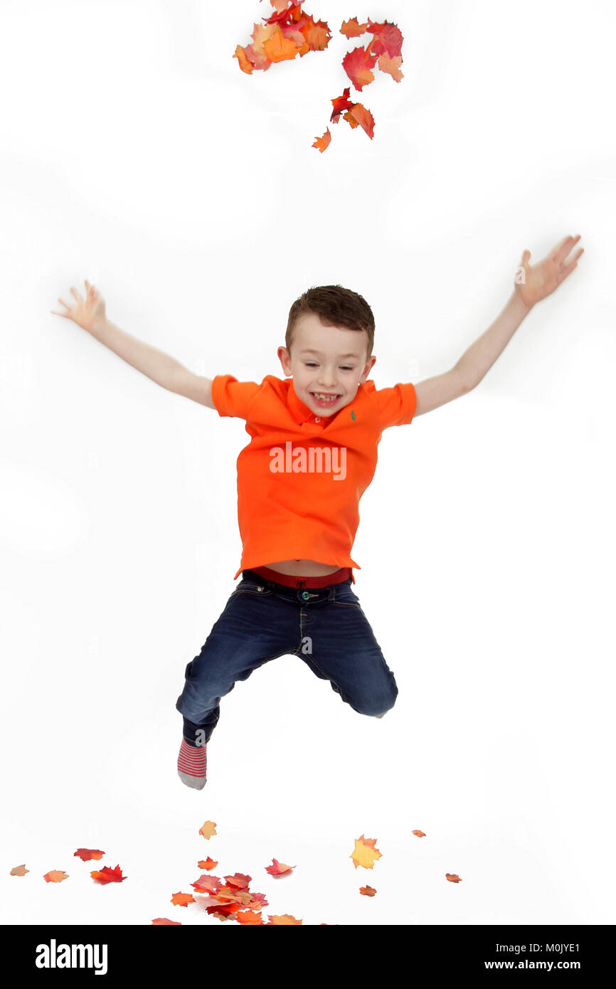 6 Jahre alter Junge voller Energie, Springen, Spaß haben, glücklich, aufgeregt, Kind, ADHS, Verrückt, medizinischen Zustand Stockfoto