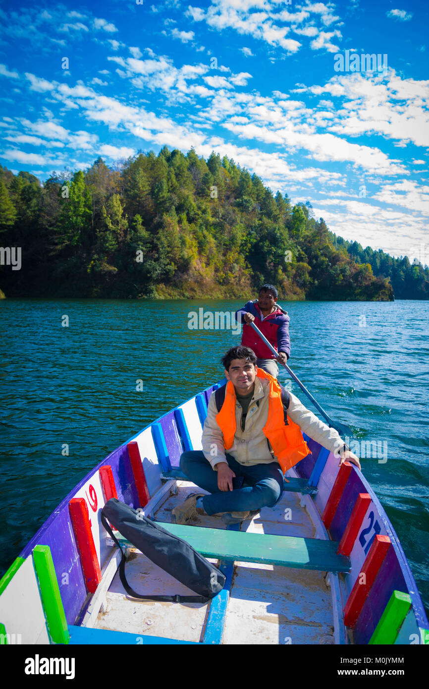 Mann auf dem Boot - Luxus und Einsamkeit Stockfoto