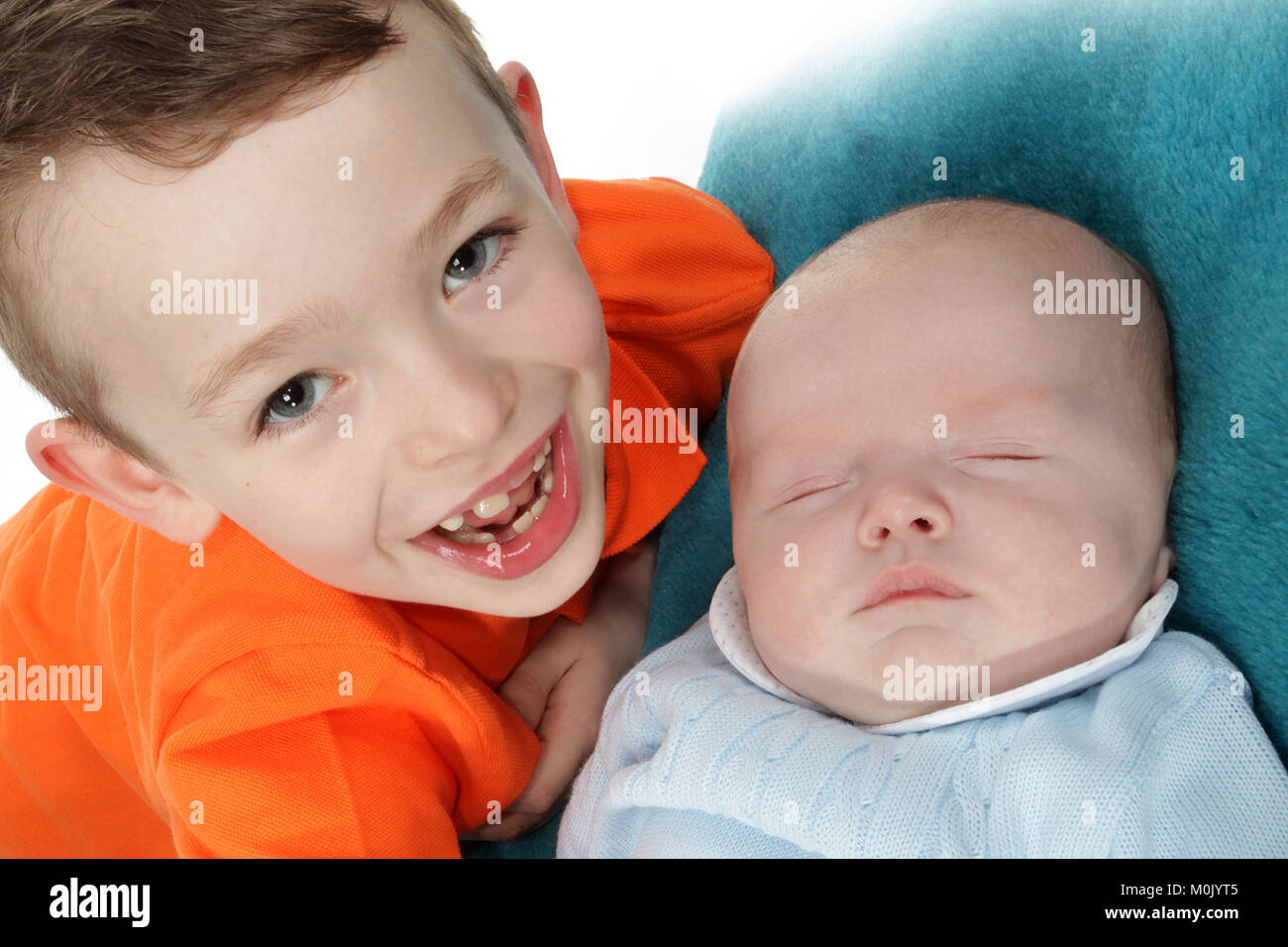 2 Monate alten Baby Boy und 6 Jahr alten Bruder, liebevolle Familie Stockfoto