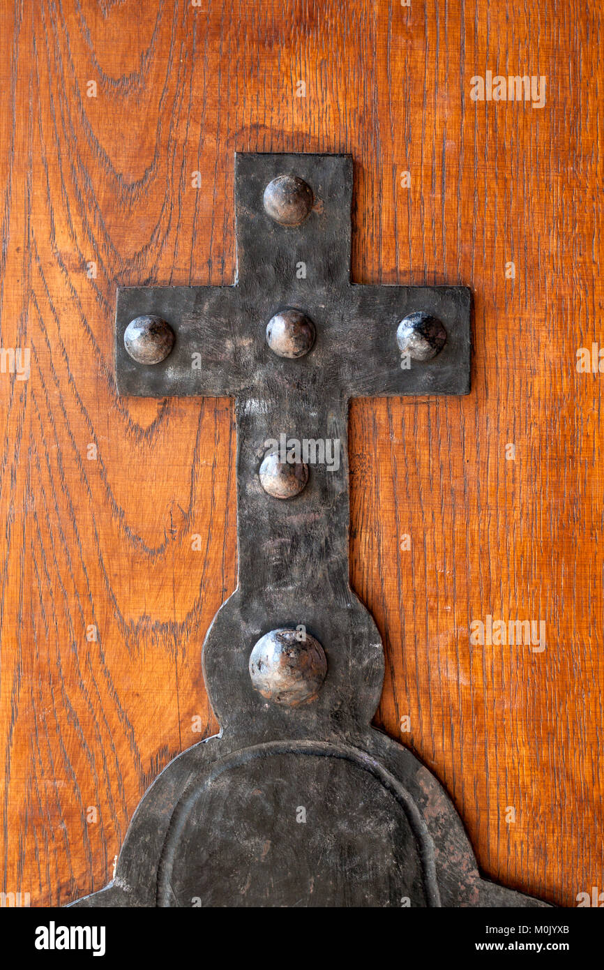 Antike Metall orthodoxes Kreuz auf hölzernen Tür Stockfotografie - Alamy