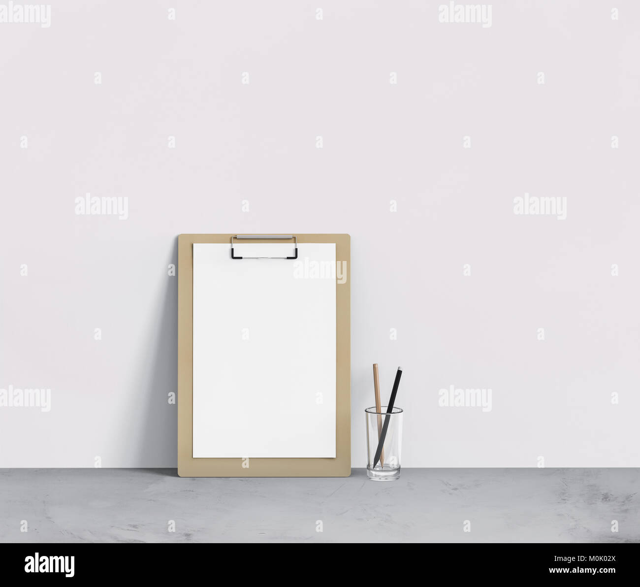Zwischenablage mit leere Din A4 Briefbögen und zwei Bleistifte in Glas, Mockup für Ihr Projekt, 3D-Rendering. Stockfoto