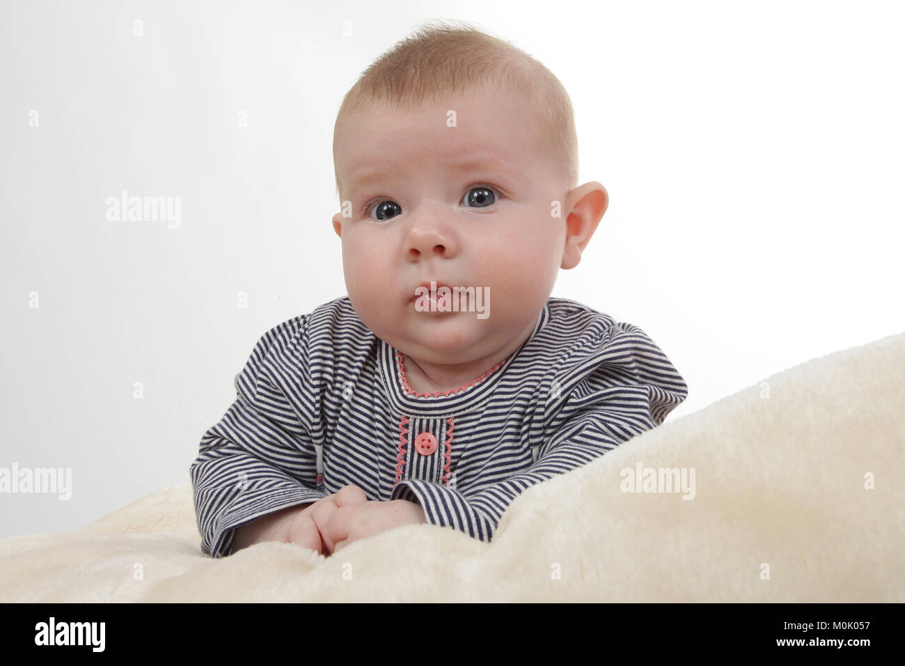3 Monate Altes Baby Wacht Nachts Ständig Auf 3 Monate altes Baby Mädchen mit auf Bauch auf die Decke Stockfotografie