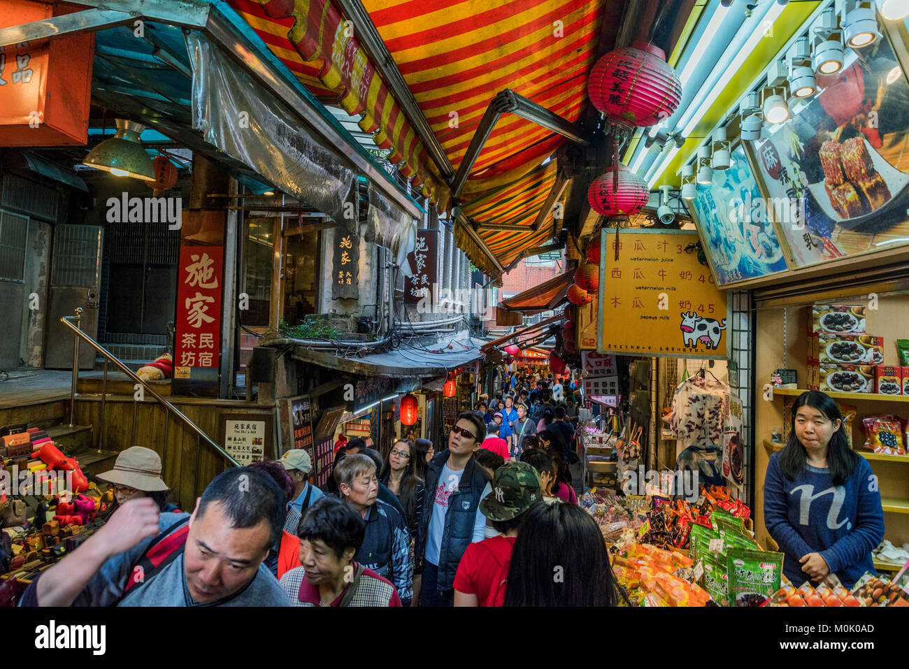 TAIPEI, Taiwan - 19 Dezember: Dies ist Jiufen Old Street, einer berühmten Straße mit den Anbietern und beliebten Street Food am 19. Dezember 2016 in Taipei Stockfoto