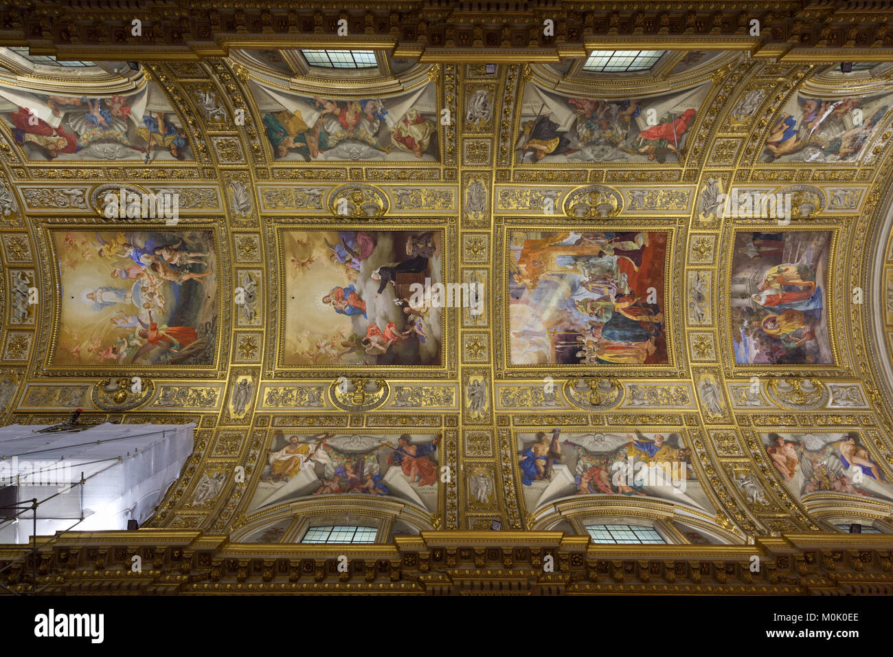 Der Triumph der Farben: eine außerordentliche Zyklus von Fresken an der Decke von Sant'Andrea Della Valle in Rom (Kirchenschiff) Stockfoto