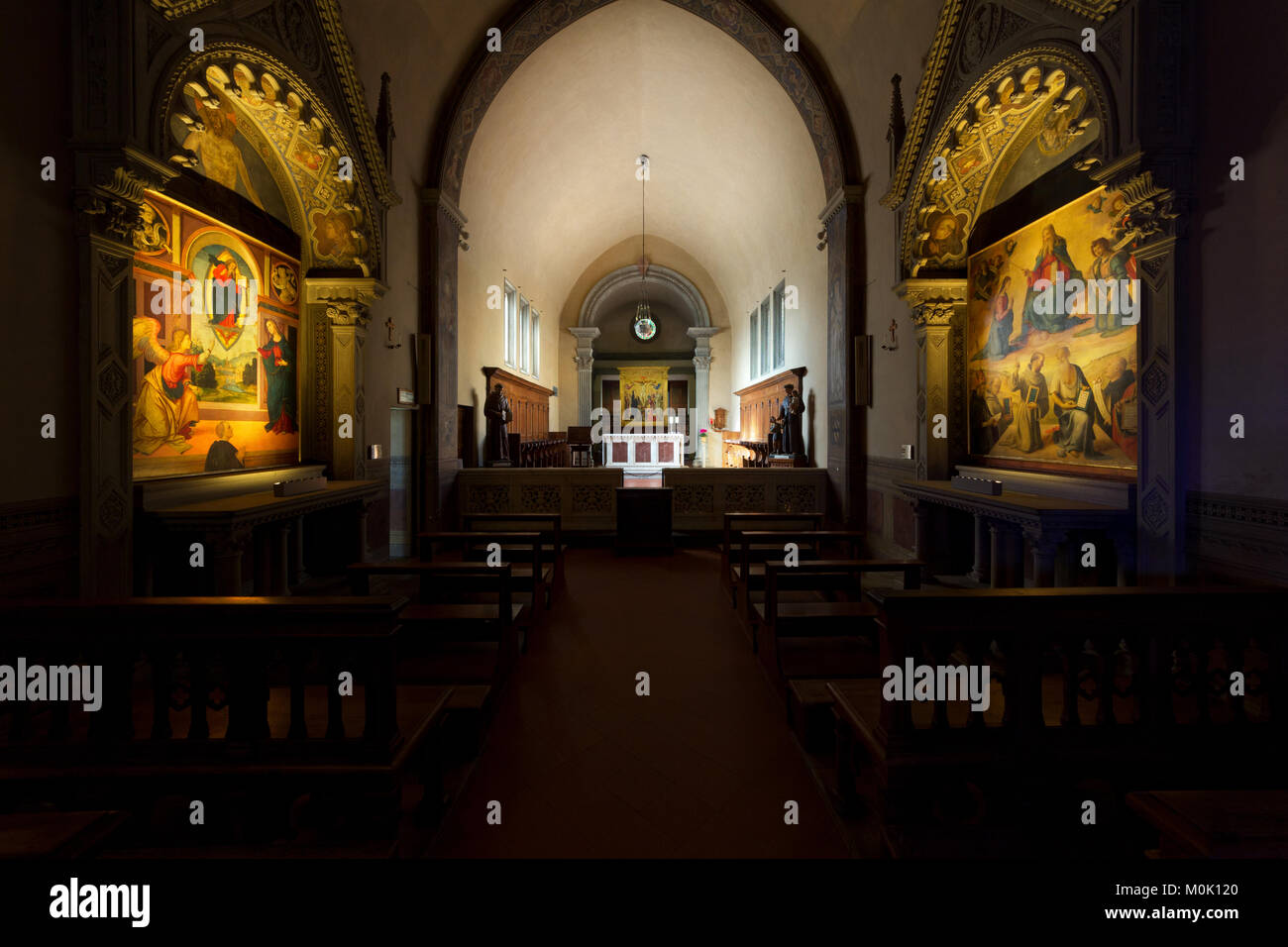 Innere Aufnahme der St. Franziskus Kirche in Greve in Chianti, Florenz mit der Unbefleckten Empfängnis von Piero di Cosimo und Verkündigung von raffaellino Del Garbo Stockfoto