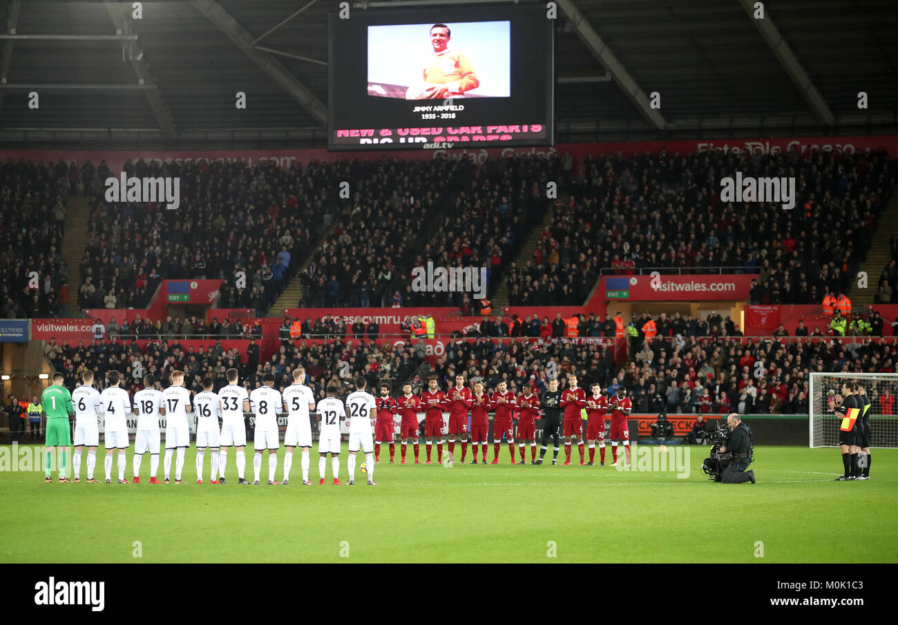 Swansea City, Liverpool und die Mitarbeiter nehmen Teil an eine Minute Applaus im Gedächtnis des ehemaligen England Spieler Jimmy Armfield während der Premier League Match in der Liberty Stadium, Swansea. Stockfoto
