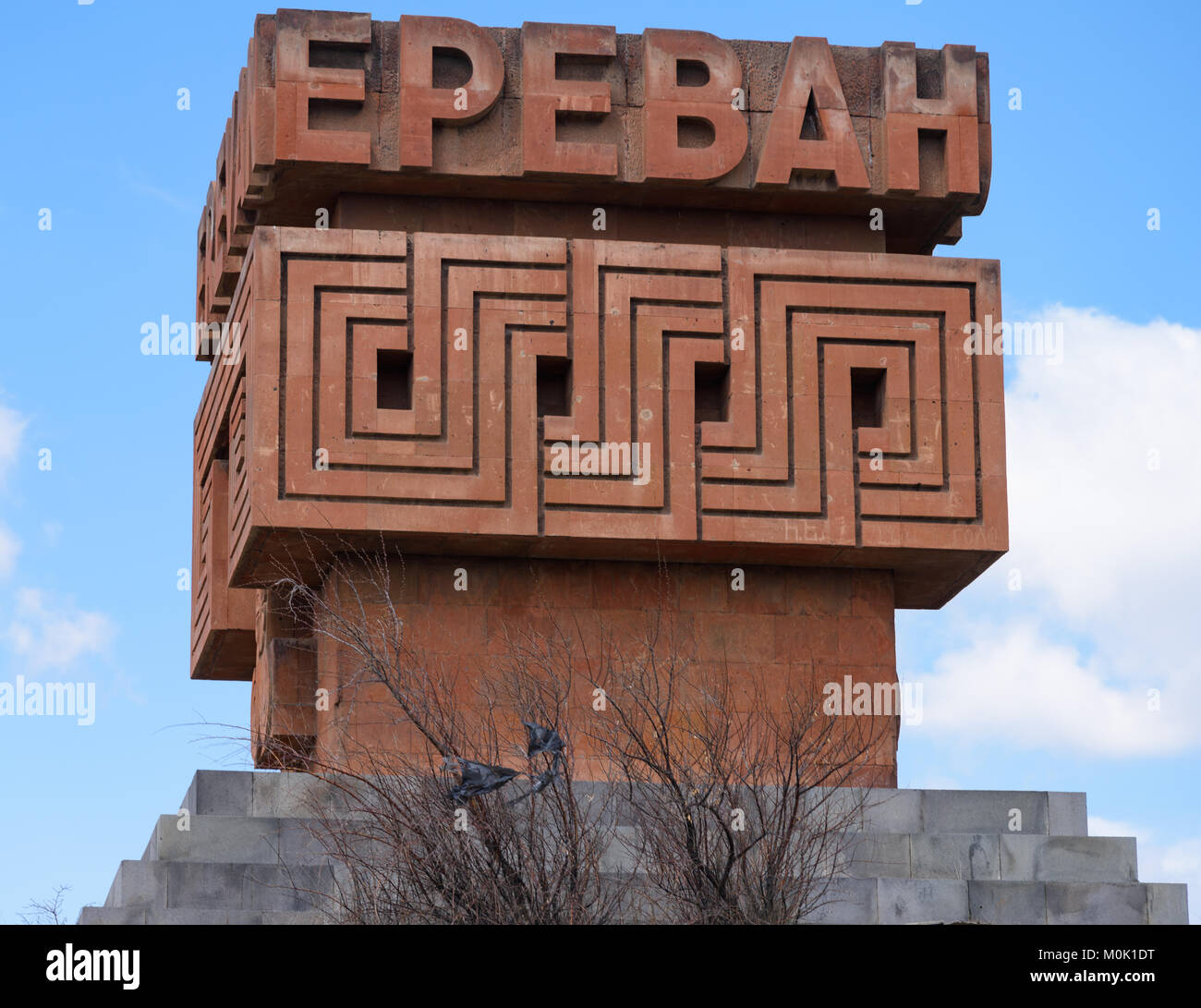Yerevan, Armenien - 3. April 2017: riesige rote Stein Zeichen / Skulptur Besucher nach Eriwan von Seite der M4 in Richtung Sevan Region. Stockfoto