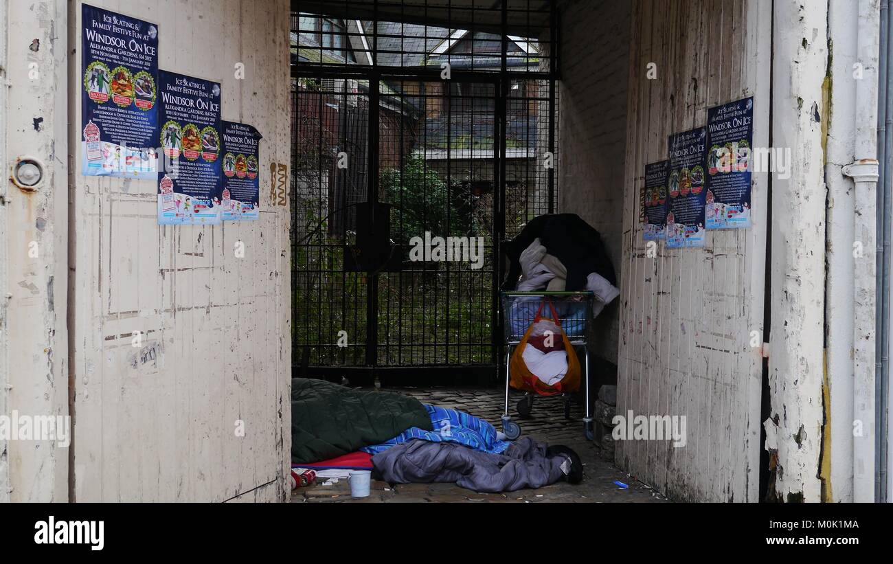 Obdachlosenheim in Windsor High Street Berkshire Großbritannien verwendet wird Stockfoto