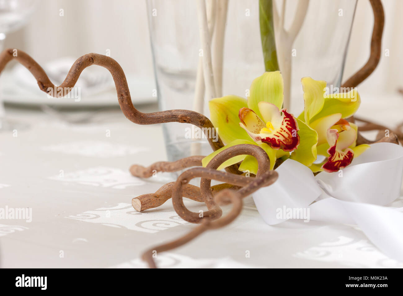 Auf einer Hochzeit Tisch mit Blumen dekoriert eingestellt Stockfoto
