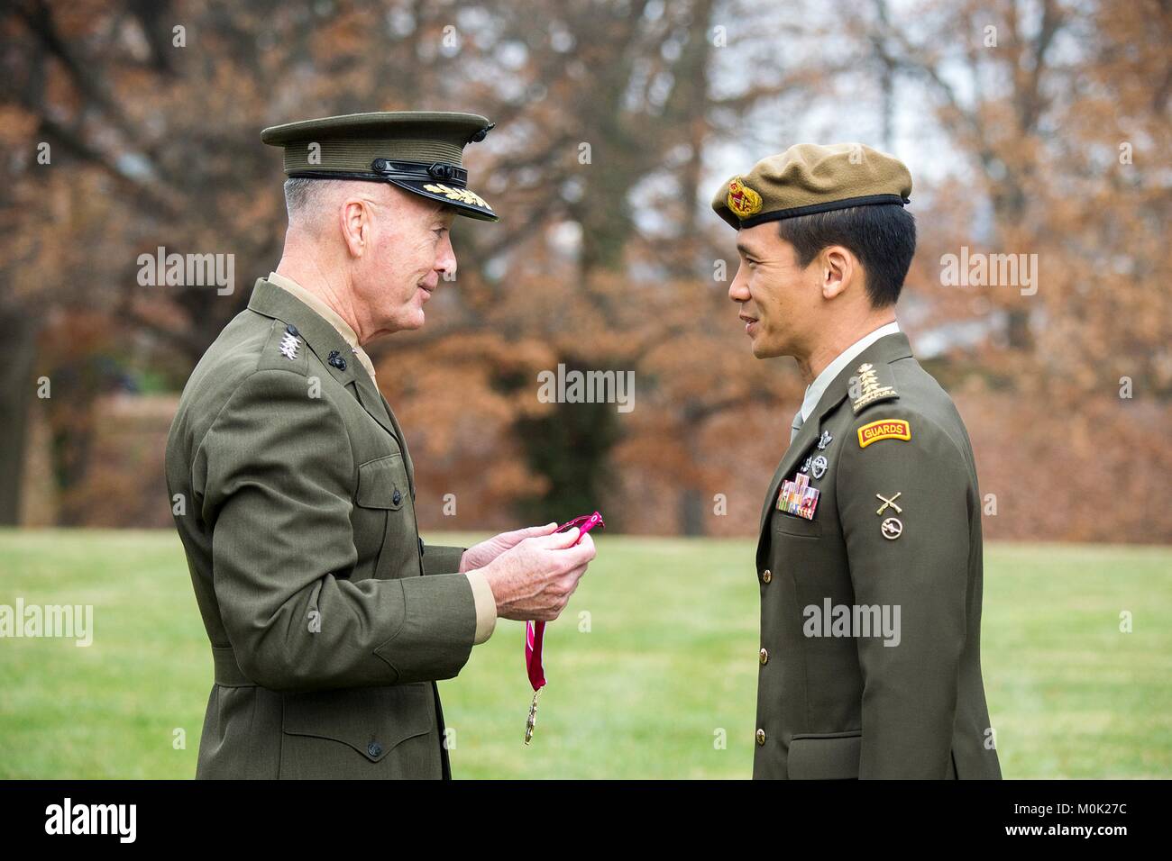 Perry Dunford Us-Generalstabs Vorsitzender Joseph Dunford (links) stellt Singaporean ...