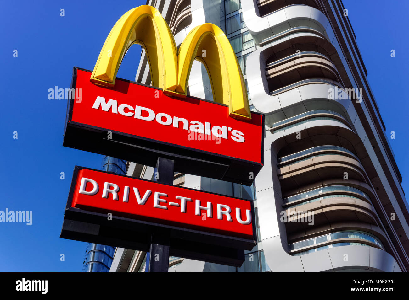 Mcdonald S Drive Thru Zeichen In London England Vereinigtes Konigreich Grossbritannien Stockfotografie Alamy