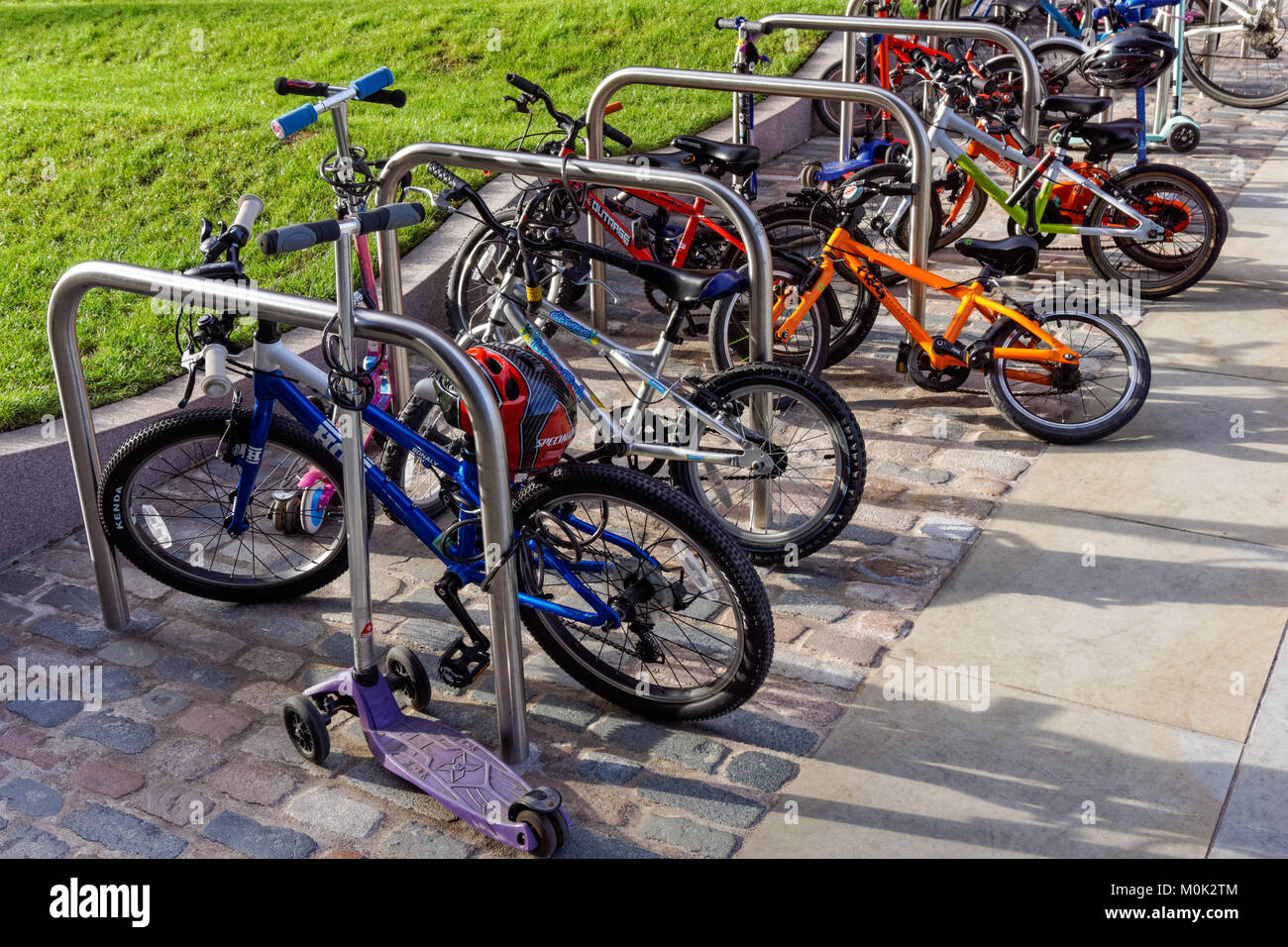 Kinder Fahrräder außerhalb Kindergarten in London, England Vereinigtes Königreich Großbritannien Stockfoto