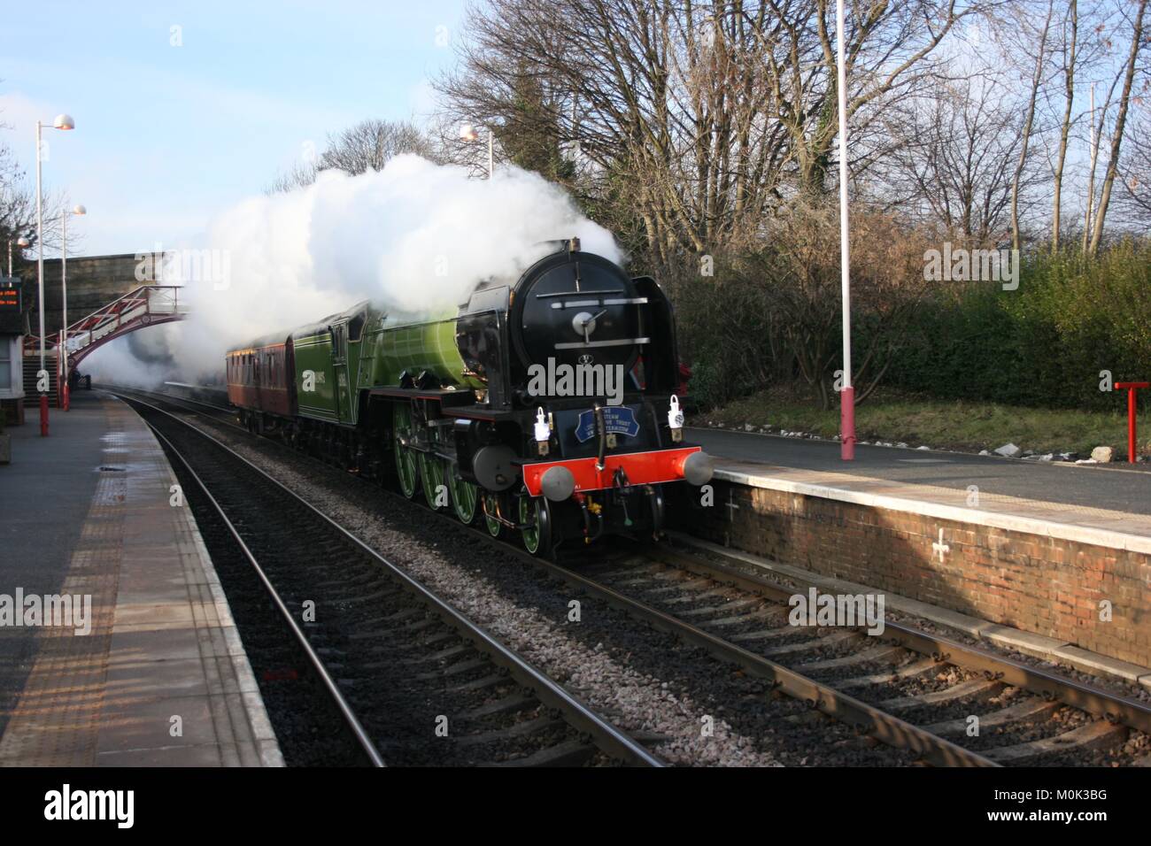 A1 Dampflokomotive Tornado auf einem Testlauf mit Unterstützung Trainer - Garforth, Yorkshire, Großbritannien, 28. Januar 2009 Stockfoto