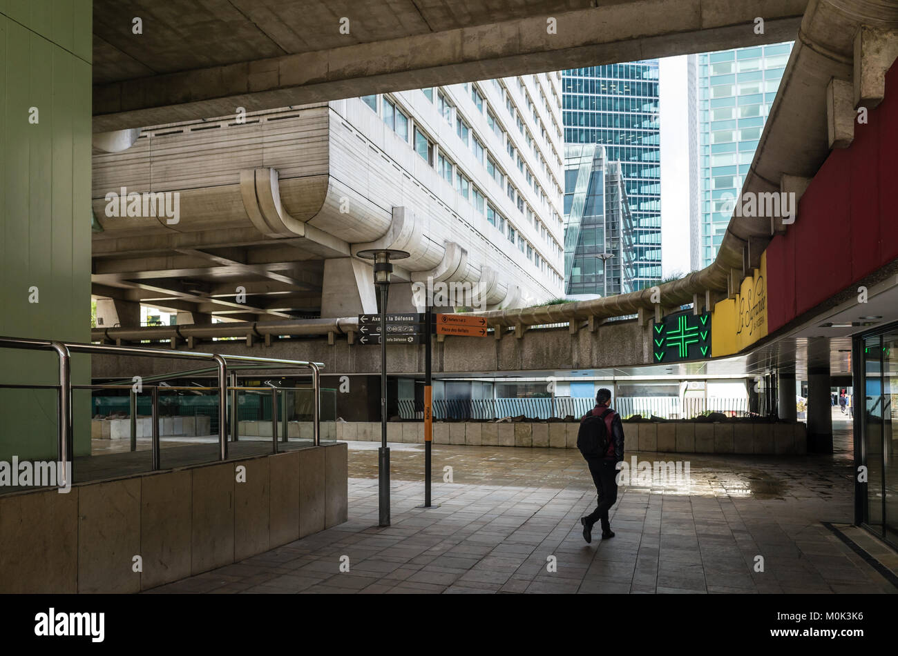 Courbevoie, Hauts-de-Seine, Frankreich - 28. April 2017: Die Vision 80 Wohngebäude in der paris-la Defence Bezirk sind auf Stelzen, so dass pede Stockfoto