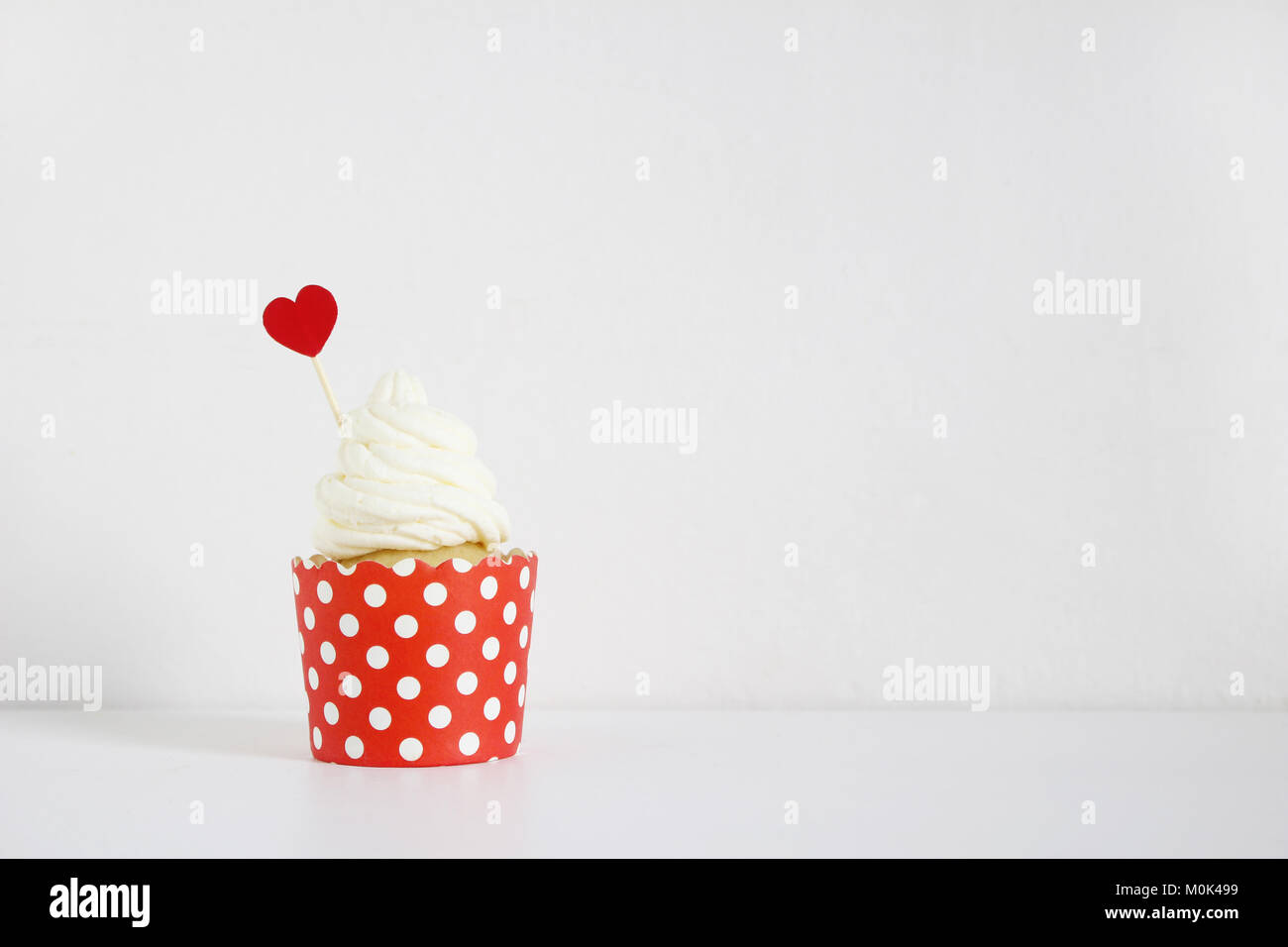 Lecker Kuchen mit rotem Papier herzen Dekoration auf weißer Tisch. Geburtstag, Hochzeit oder Valentinstag Party Food. Liebe Konzept. Stockfoto