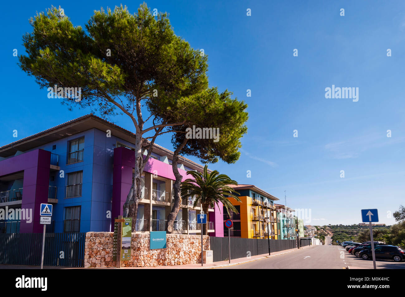 Bunte Ferienwohnungen in Punta Prima, Menorca, Balearen, Spanien Stockfoto