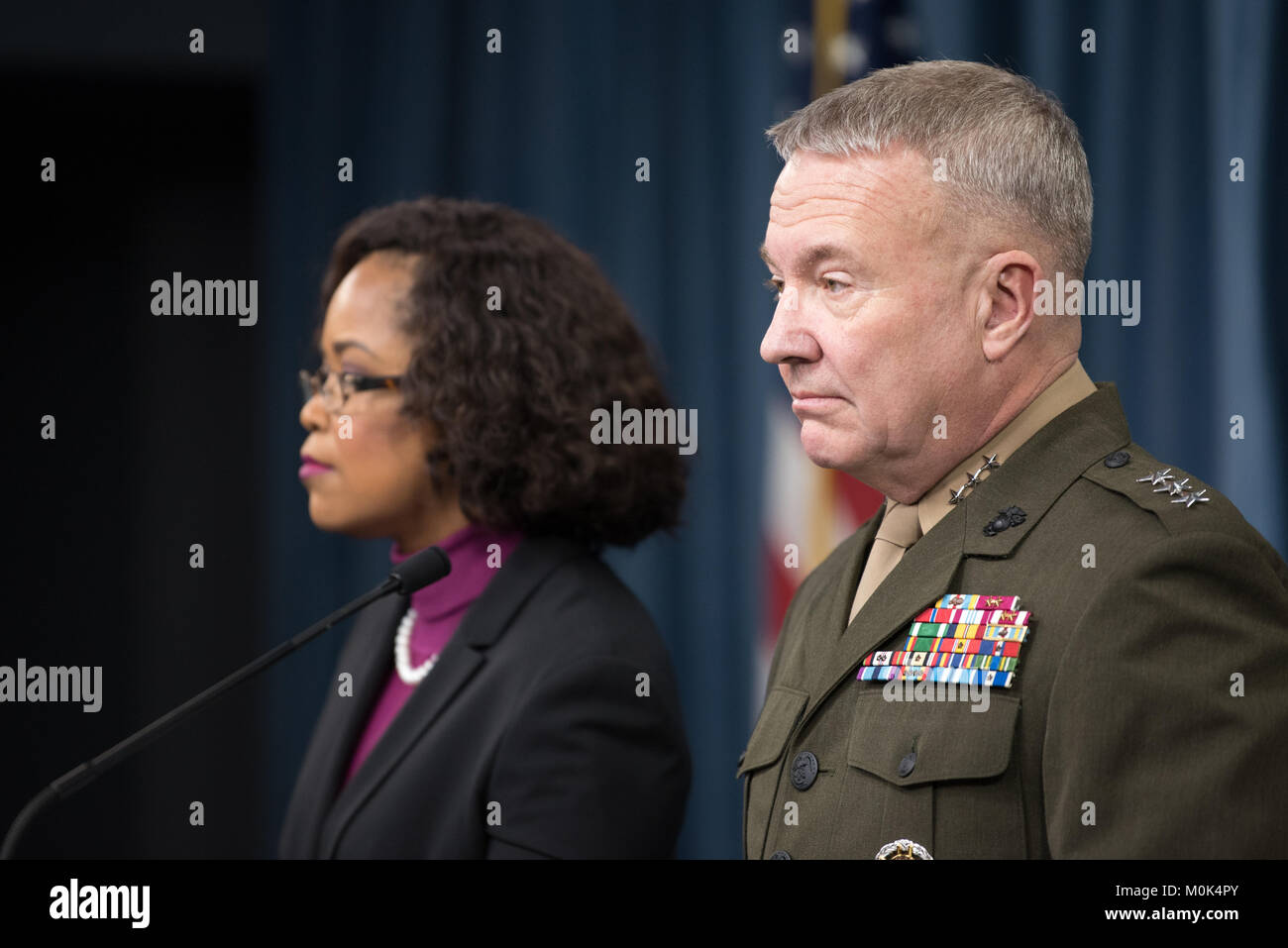 Us-Assistent der Verteidigung Staatssekretär für öffentliche Angelegenheiten Dana White (links) und die US-amerikanische Joint Staff Regisseur Kenneth McKenzie sprechen bei einer Pressekonferenz im Pentagon Januar 11, 2018 in Washington, DC. Stockfoto