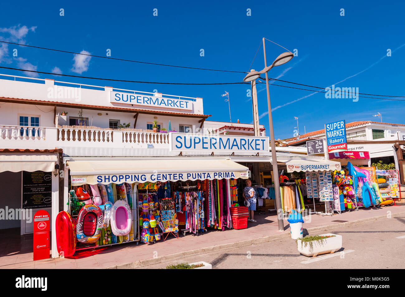 Der örtliche Supermarkt und Läden in Punta Prima, Menorca, Balearen, Spanien Stockfoto