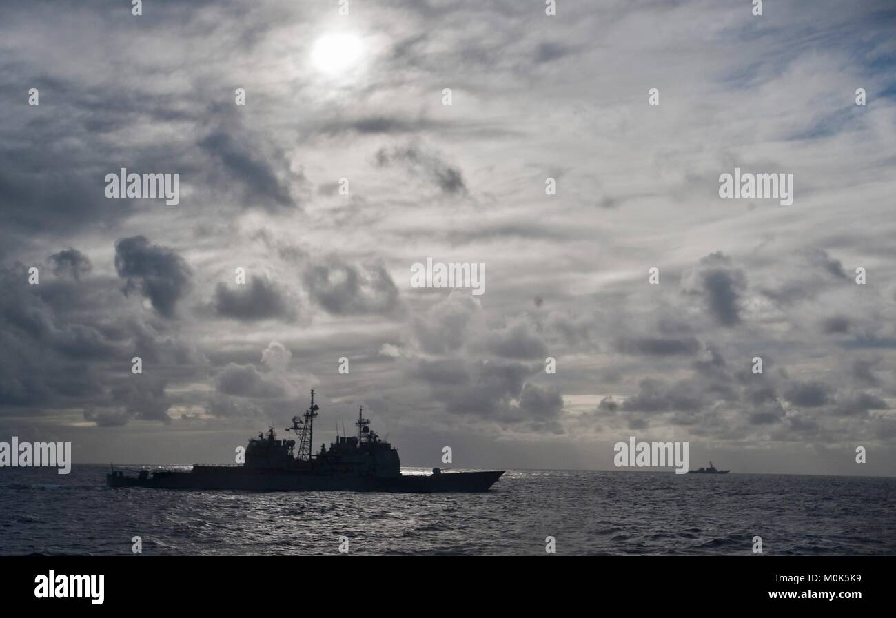 140126-N-XD 424-035 PAZIFISCHEN OZEAN (Jan. 27, 2014) Die geführte-missile Cruiser USS Chosin (CG65) arbeitet mit anderen Kreuzer und Zerstörer während der Übung Koa Kai 14-1 in Gewässern in der Nähe von Hawaii. Koa Kai ist eine halbjährliche Übung, verbessert die Zusammenarbeit, die Bereitschaft und die Fähigkeit der Streitkräfte schnell auf Krisen zu reagieren, die von bewaffneten Konflikten zu humanitärer Hilfe. (U.S. Marine Foto von Mass Communication Specialist 2. Klasse Dustin W. Sisco/Freigegeben) Stockfoto